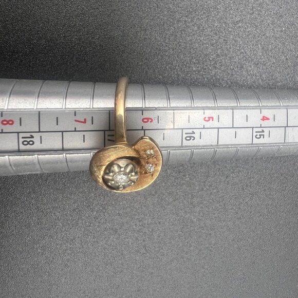 Gold Seashell shaped Diamond Ring Size is just under 6.5, Intricate Vintage Deta - Picture 6 of 7